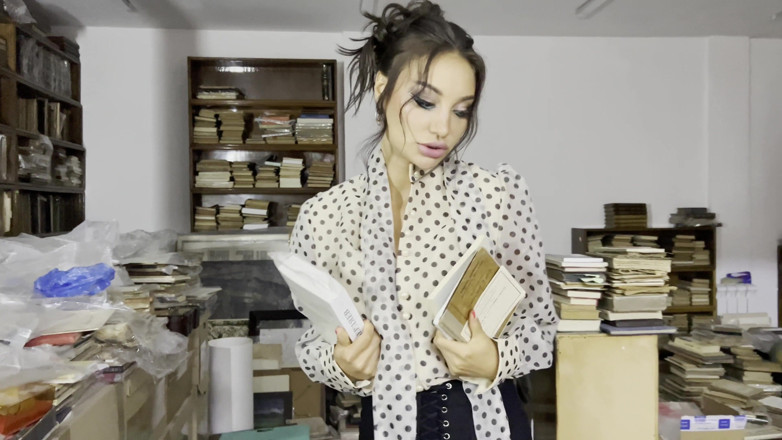 Monika Fox: Bibliothecaris Monika Fox neukte haar kont hard met telefoon Opa...