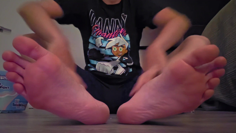 Kinkytwinkpamps: Twink freacă cremă hidratantă pe picioare