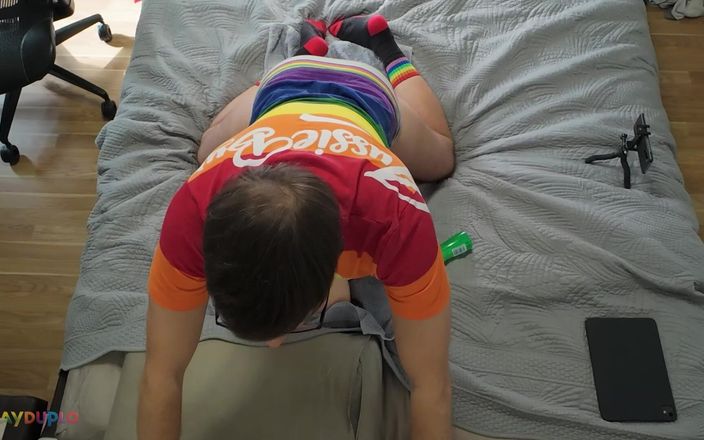 GayDuplo: 操一个性爱娃娃在性感的骄傲三角裤！