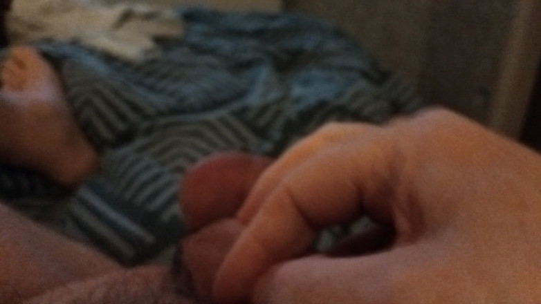 Pellefnatt: Prietenul meu stă întins pe pat și se joacă cu penisul lui...