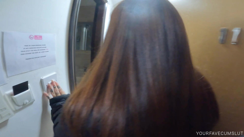 Yourfavecumslut: Murni kencing di kamar hotel!