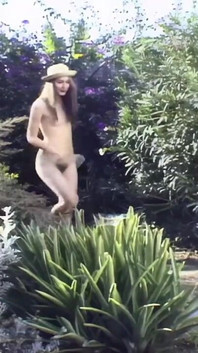 Una Magra Ragazza Amatoriale Pelosa E Ricca Anni '90 Da Sola