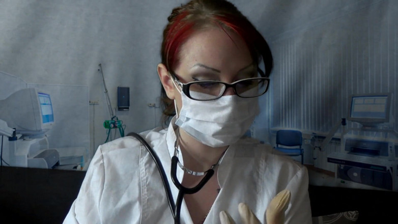 Goddess Misha Goldy: Dokter etend in medisch masker en handschoenen
