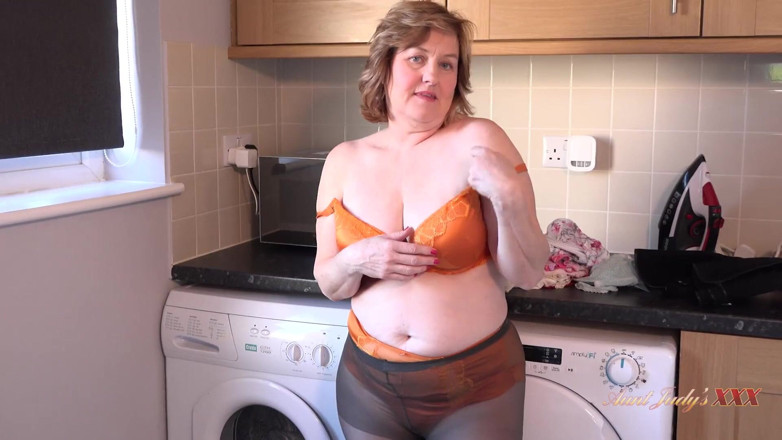 Aunt Judy's XXX: Auntjudysxxx - olgun ev hanımınız bayan kugar çamaşır odasında yarağını emiyor (pov)