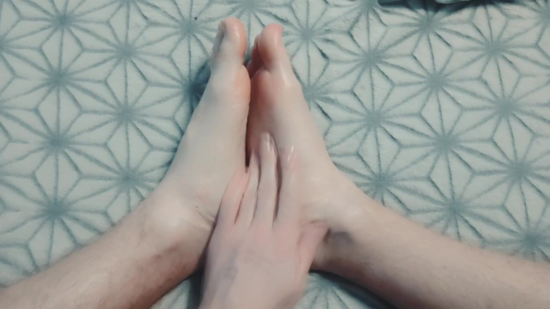 Pasha: लड़का धीरे से तेल से अपने पैरों की मालिश करता है