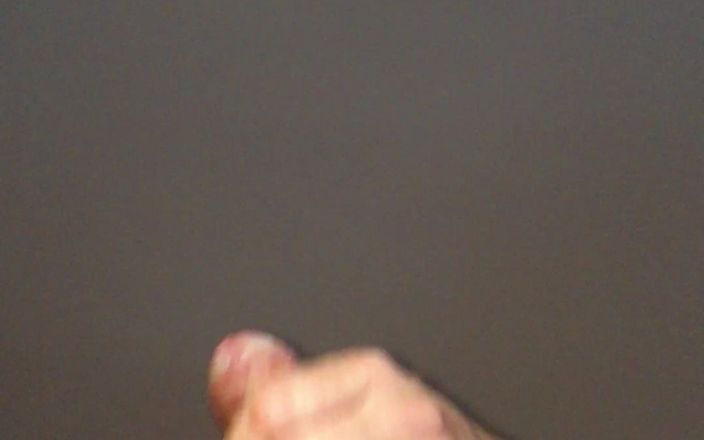 White Ukrainian Dick: 一只未割包皮的小白鸡的懒惰打手枪。
