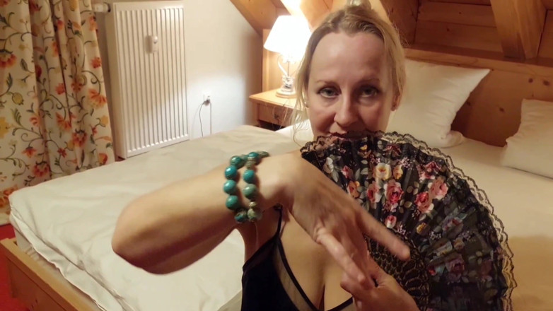 Selena701: Dojrzała blondynka lubi seks w połowie ubrana