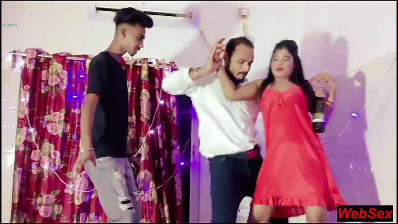 WebSex Premium: maasoom patni ko pati ne bos ke saath saajha kiya!...