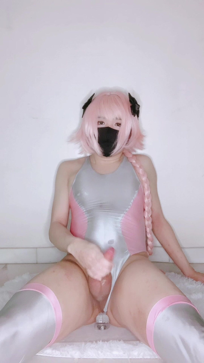 Rikka Rinn: Astolfo Femboy cavalca un dildo e viene in costume da...