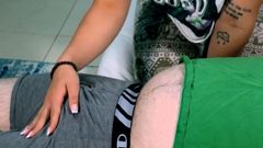 MyTinyDick: Lelaki batang kecil molek menerima blowjob pertama dari pakar terapi...