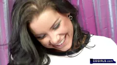 Adolescente morena tiene el orgasmo más intenso que haya tenido en un Sybian