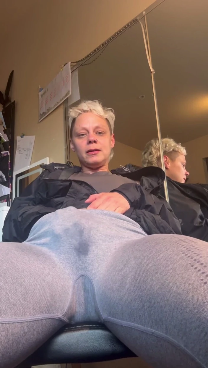 littleanda: Cumming Under My Yoga Pants