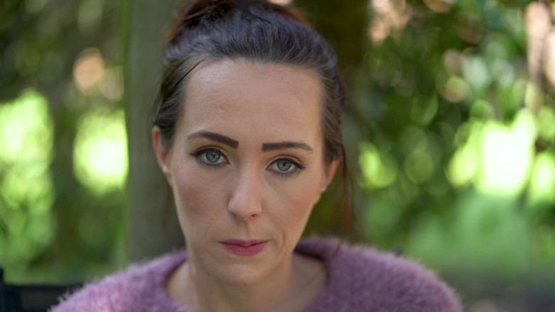 Alicia Robertz: Gros plan, fumée dans la nature - petite brune