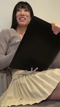 그녀의 보지를 핑거링하는 거유의 금발 밀프