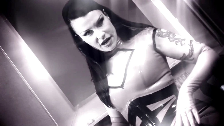 Bizare & Extreme: Рабыни-кроссдрессеры лижут госпожу, писают