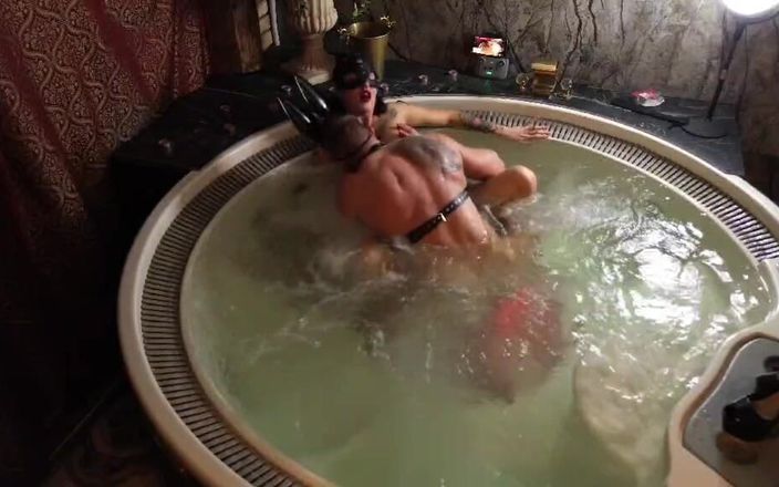 Horny hot couple studio: Bath Tube Sex