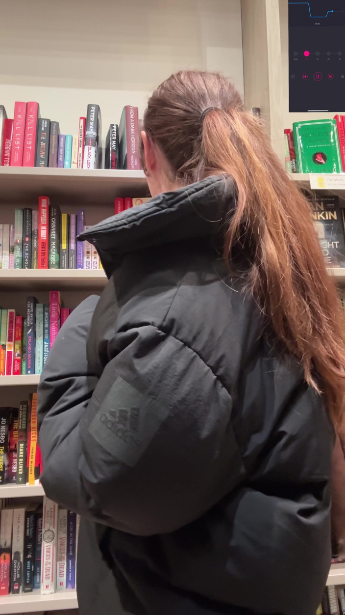 Nadia Foxx: Compras de libros con mi vibrador adentro! ¡Espero que no me...