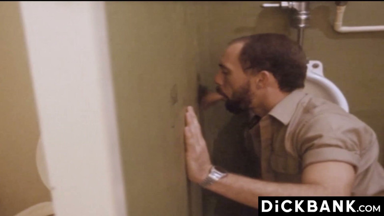 Dick bank: Muscular Gay Gives Amazing Blowjob