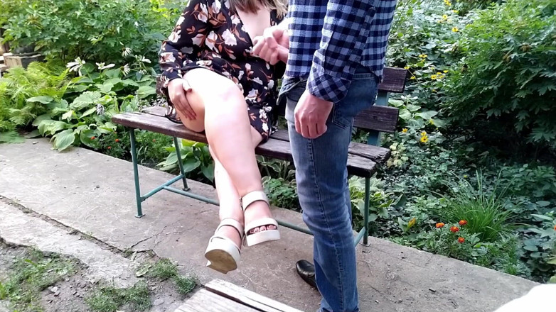 OurFetishLife: Stiefzoon komt klaar op de blote benen van stiefmoeder