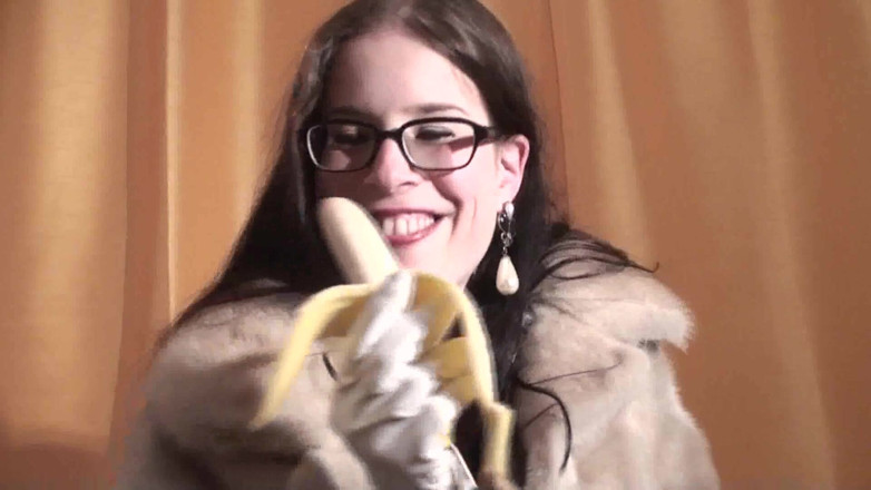 Femdom Austria: Spex, une brune parle de façon coquine en mangeant une...