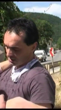 Шпигує за двома молодими чоловіками, які трахаються на залізничних коліях