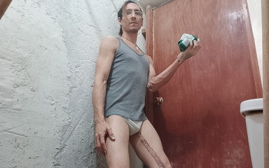 Raba erre elle: 一个男人记录自己小便并使用尿道扩张器引起完美的高潮