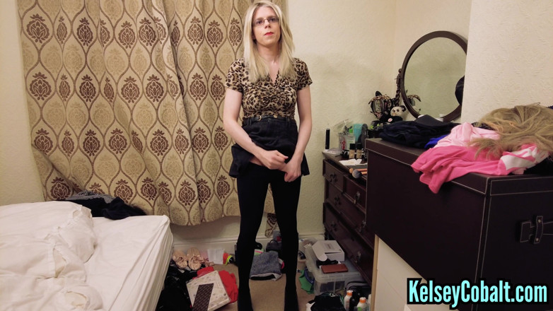 KelseyCobalt: Colanți opace în dormitorul meu și spermă