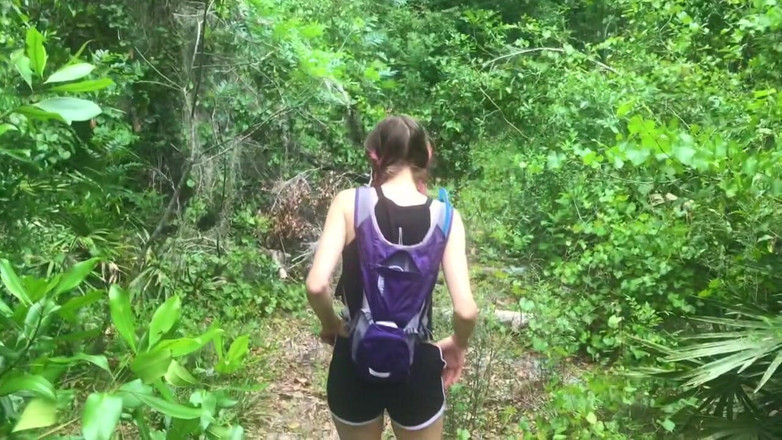 kactus kutie: Yürüyüşe ormanda işiyor