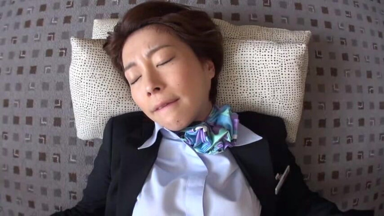 CherryBONBON: Olgun bir adam ve baştan çıkarıcı bir kabin görevlisi