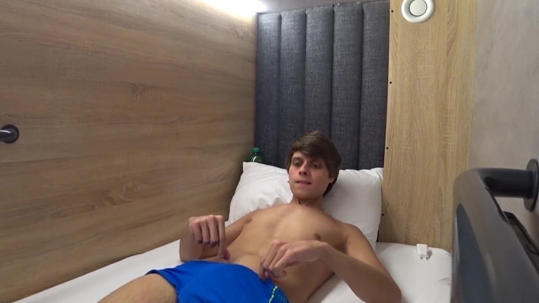 Ethan Alex: Alex si masturba in un hotel capsule