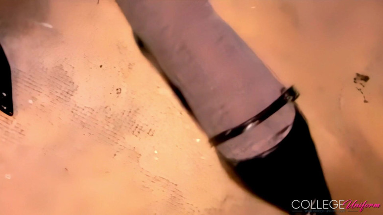 College Uniform: Dải váy mùa hè với Milly Hedgland