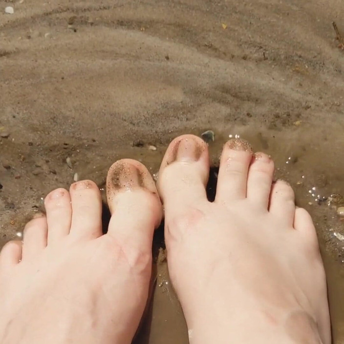 Evelyn Storm: 砂の中のつま先