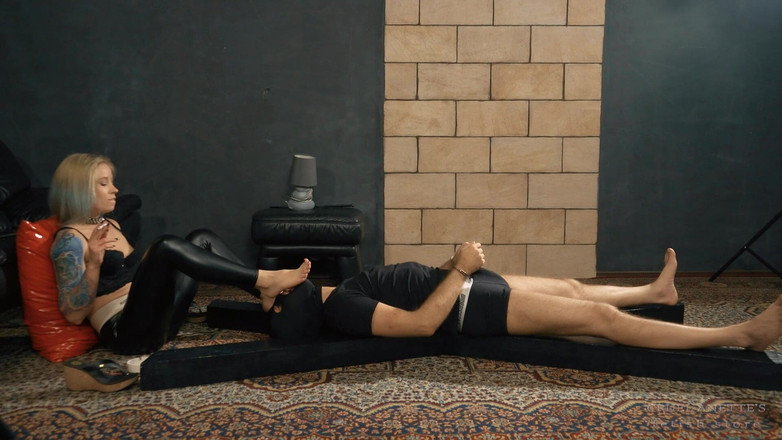 Cruel Anettes fetish world: Очищення ніг, частина 1