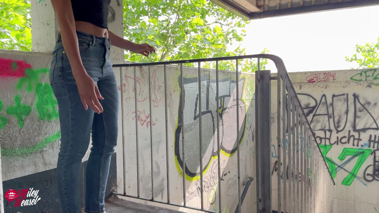 Miley Weasel: Horny Blonde in Fuckme Jeans Lets Stranger in the Ass...