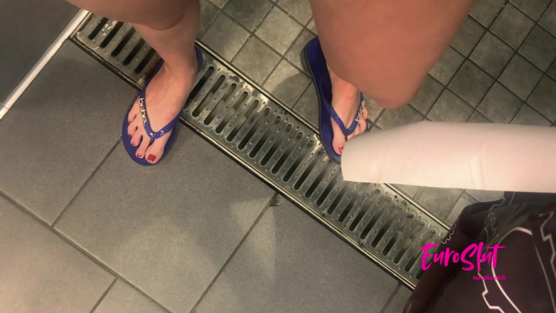 Euroslut: Trashy pisse dans la nature et se masturbe dans les...