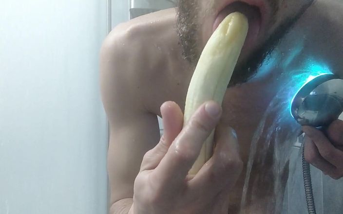 Arg B dick: 巨大なディックを持つ細い弱虫の男の子はバナナフェラチオを与え、彼と彼のタイトな肛門で遊ぶ