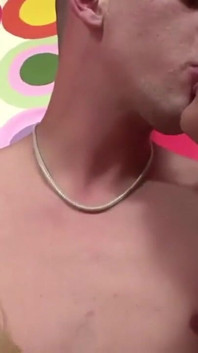 Sharon a Sheyna šukají trannyho ve trojkovém sexu