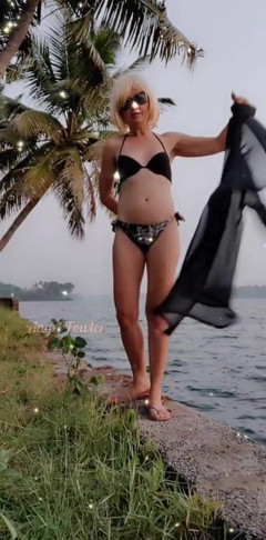 Abella Love: Svlékání poblíž Tropical River