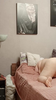 Macocha masturbuje się wielką mięsistą cipką do orgazmu