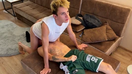 लड़का अपने दोस्त के पैर, गले और प्यारा ट्विंक की गांड चाटता है