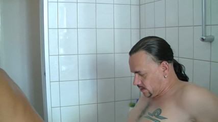 Mature Climax - 100% Mature Videos: Nadržená gilfka na vysokých podpatcích je ošukaná v koupelně