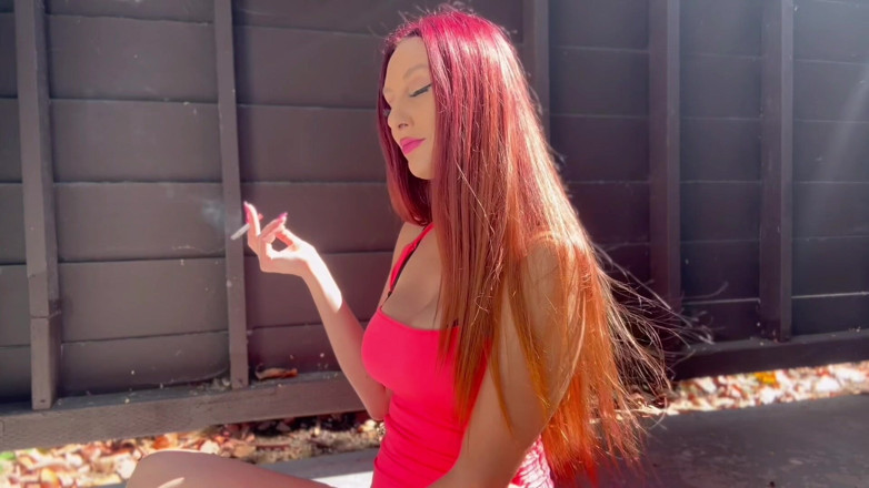 Artemisia Love: MILF Itali Artemisia suka sesi merokok solo panas di luar...
