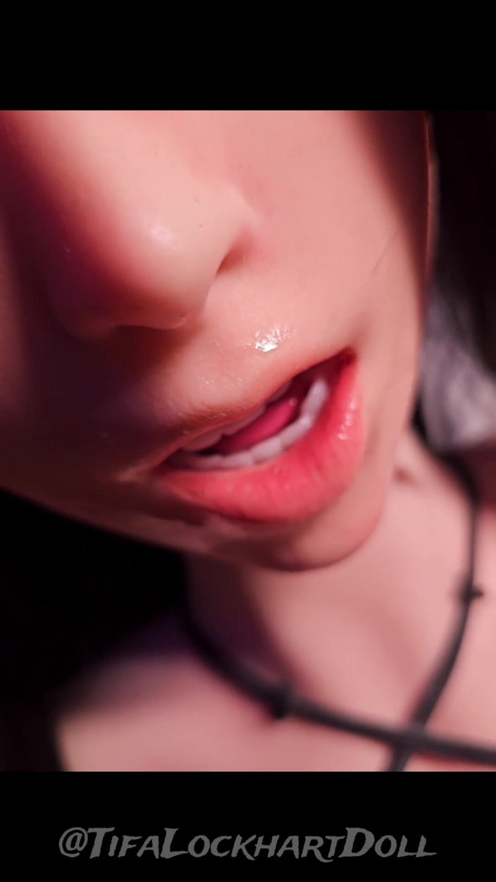 Tifa Lockhart doll: Tifa Lockhart spompina e ingoia sperma in lingerie