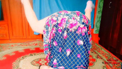 Kitty_Cross: Blond milf i blomfull klänning het byte crossdresser kitty modell...