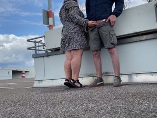 Our Fetish Life: La suegra abre las piernas para orinar en el estacionamiento...