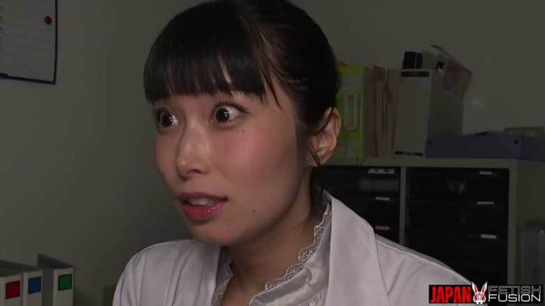 Japan Fetish Fusion: Доктор Юміка Саекі зв'язує Чіхіро Сузукі з стільцем, розтягує її ніздрі, і язик наповнює їх слиною