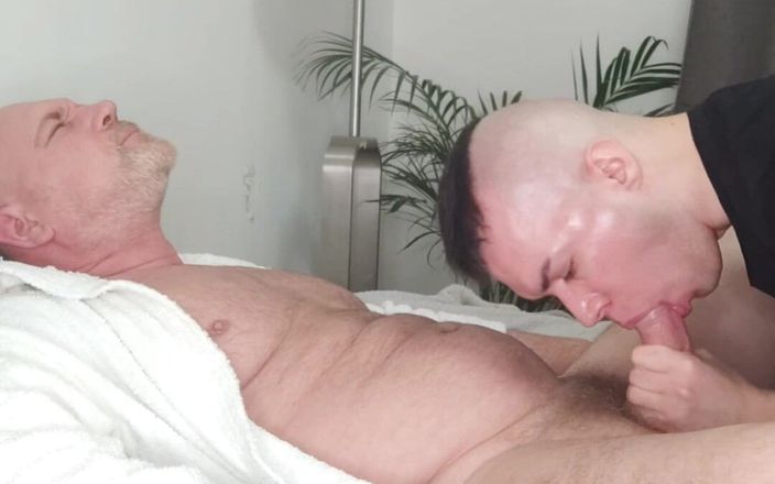 Dexterxxlfun: 哦，是的德克斯特被年轻男孩吮吸