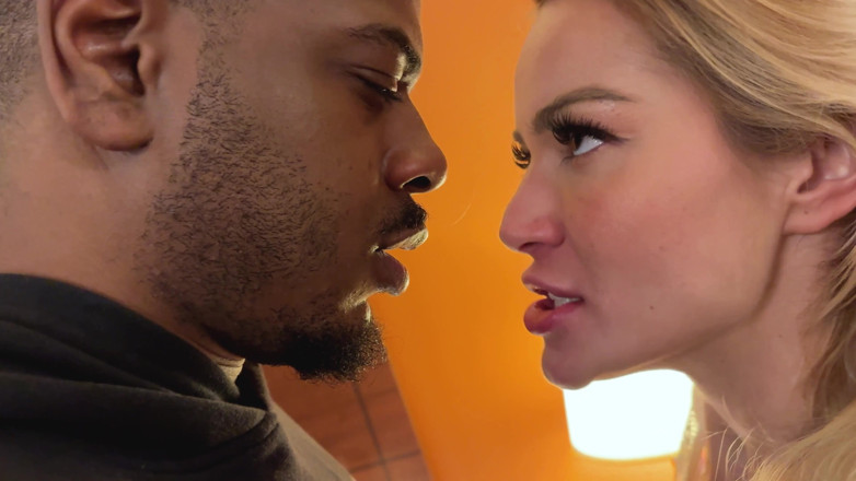 Cherry Kiss: Une salope excitée vide une bite noire monstrueuse jusqu'à la...