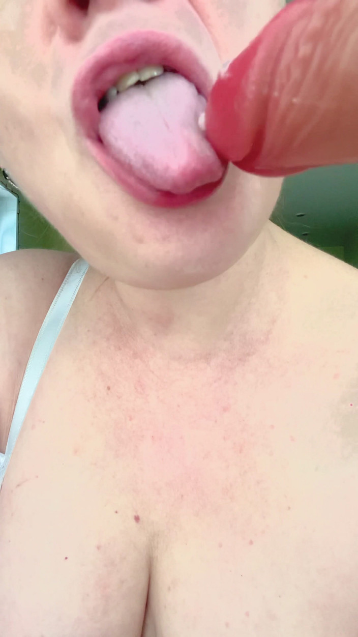 VikkiGeorgia: Rakaman dekat blowjob (tiruan)