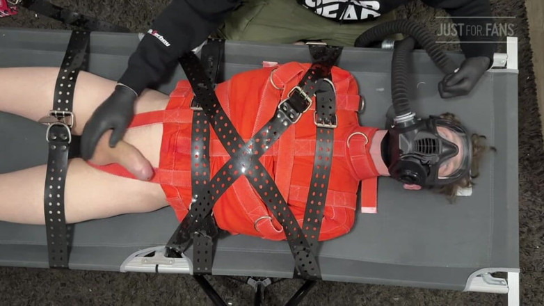 Inmate Cody and SubEdgeX: Ragazzo bondage legato a campato in camicia di forza e...